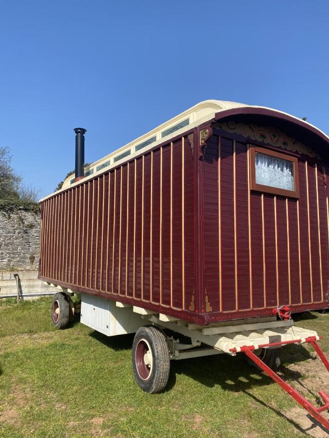Vintage Showman'S Wagon For Two Close To Beach Plymouth Kültér fotó
